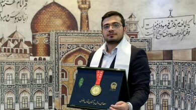 اهدای مدال طلای جهانی قهرمان کیکبوکسینگ به موزه حرم رضوی