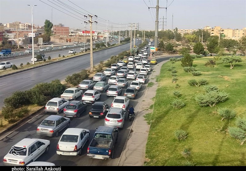 ترافیک سنگین و بیتدبیری شهرداری کرمان در آبیاری درختان+فیلم