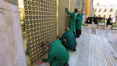 تطهیر و غبارروبی پنجرههای فولاد حرم مطهر رضوی