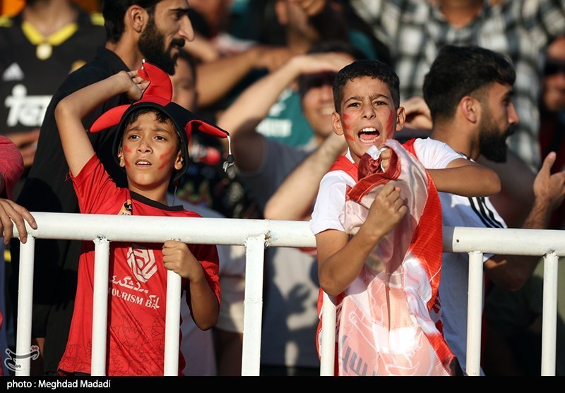 تعداد بسیار بیشتری از ظرفیت به ورزشگاه مراجعه کردهاند