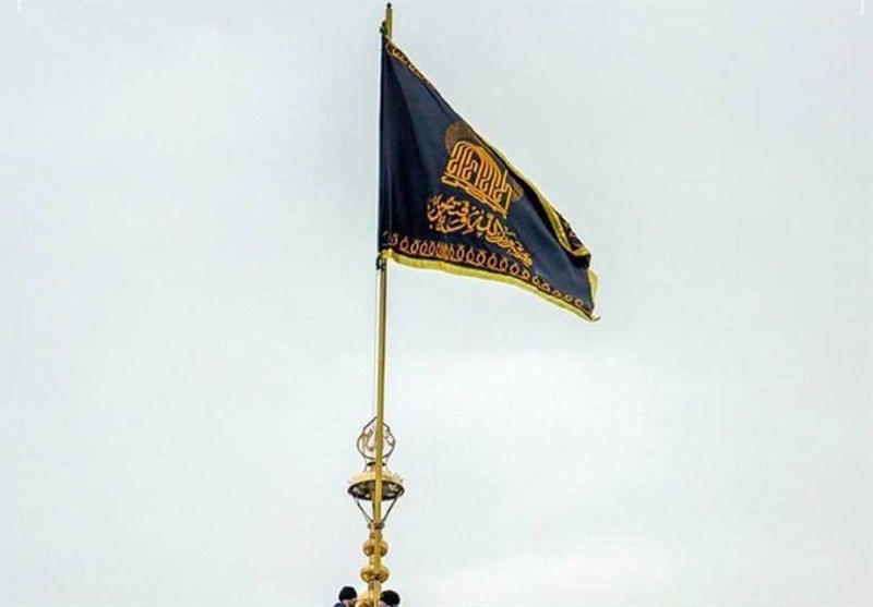 تعویض پرچم گنبد حرم مطهر رضوی