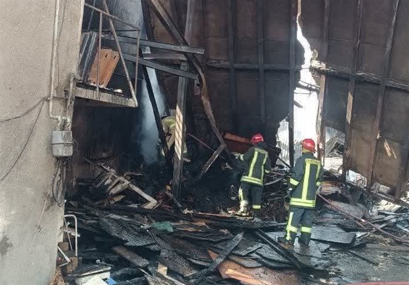 تلاش 100 آتشنشان برای اطفای حریق انبار چوب در مشهد