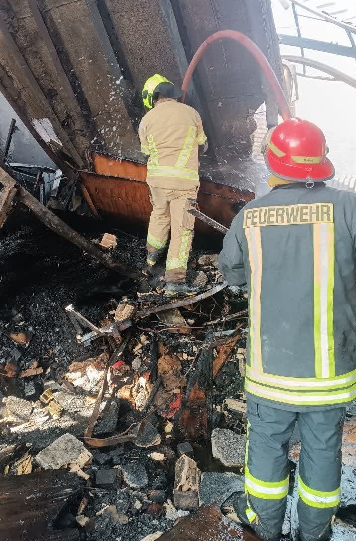 تلاش 100 آتشنشان برای اطفای حریق انبار چوب در مشهد