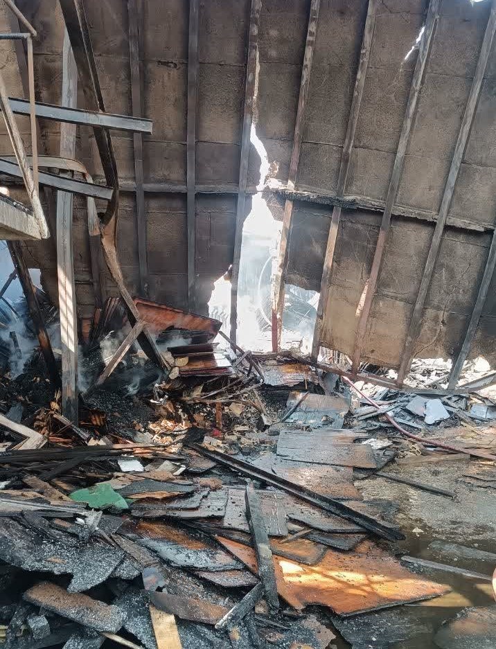 تلاش 100 آتشنشان برای اطفای حریق انبار چوب در مشهد