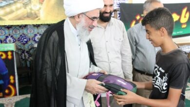 توزیع نوشتافزار اهدایی رهبری در نقاط کم برخوردار بوشهر