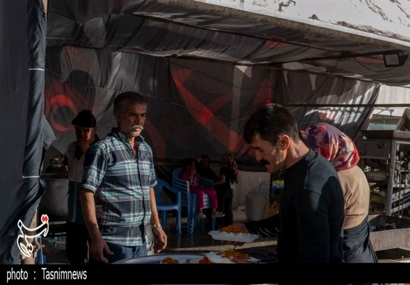 خدمت به زائران امام رضا (ع) در میدان شهدای مشهد