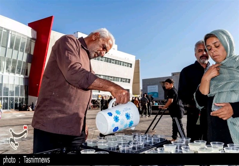 خدمت به زائران امام رضا (ع) در میدان شهدای مشهد