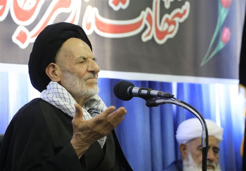 دشمن اهداف خود را از طریق افراد بیبصیرت دنبال میکند