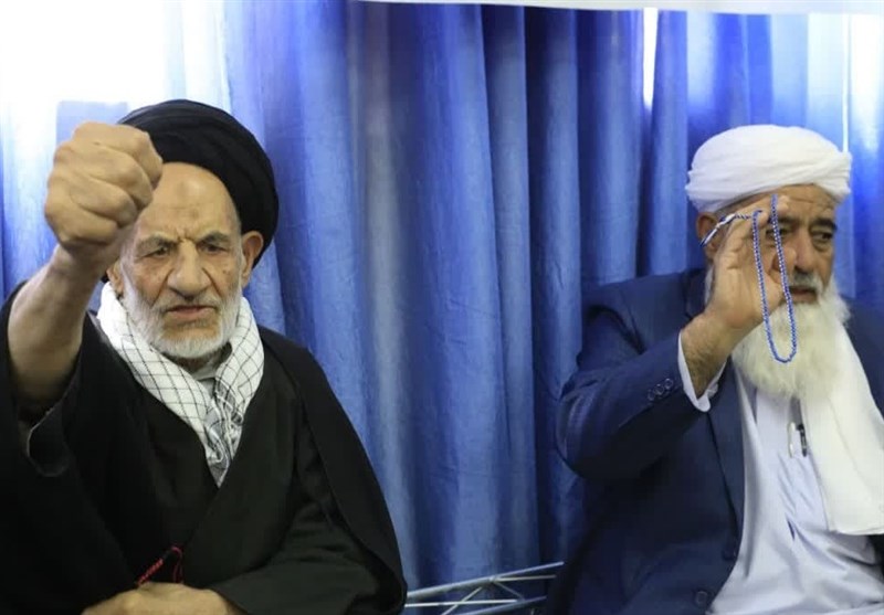 دشمن اهداف خود را از طریق افراد بیبصیرت دنبال میکند