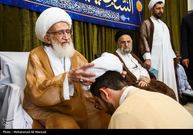 عمامهگذاری طلاب توسط مراجع تقلید در روز میلاد پیامبر(ص)
