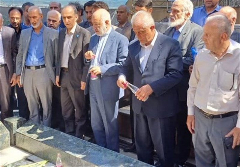 غبارروبی مزار شهدای گمنام دانشگاه تهران توسط اساتید