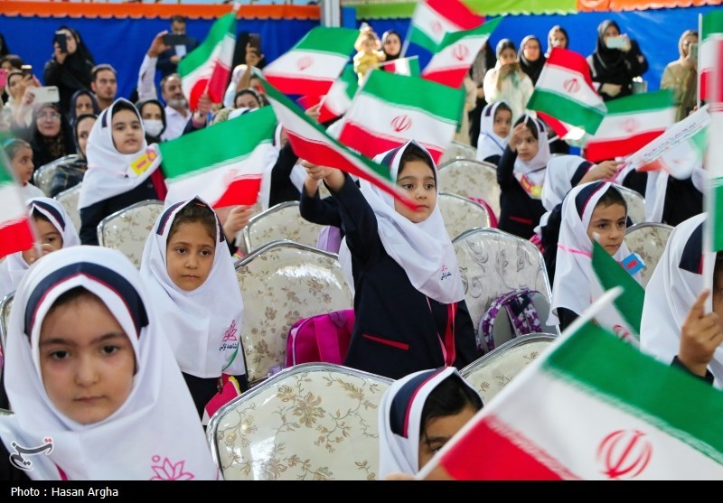 نواخته شدن زنگ شکوفهها با حضور 30 هزار کلاس اولی در قم