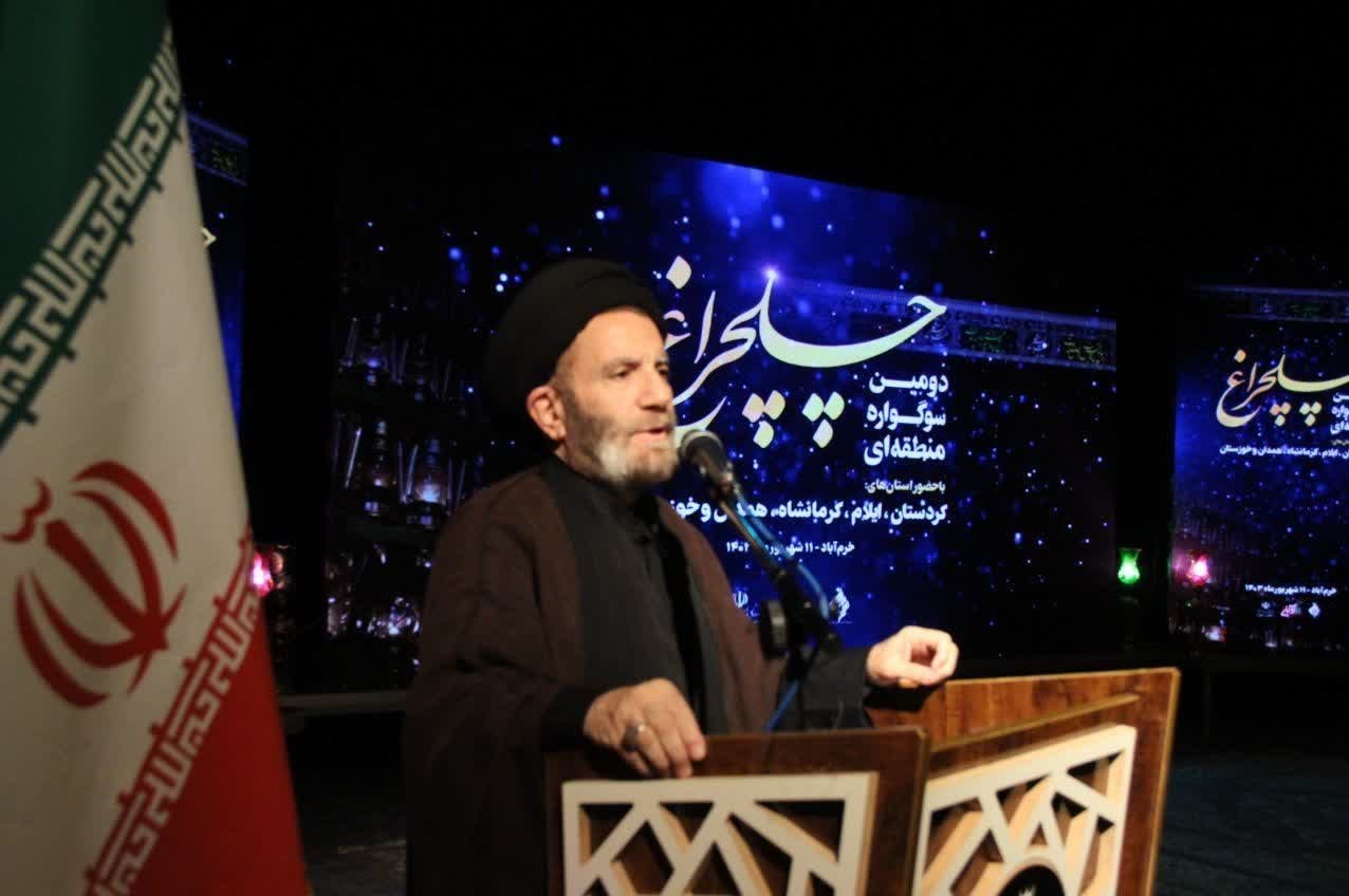 هنرمند پیوستگی قلبی مردم با ارزشها را ایجاد میکند