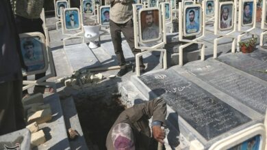 آمادهسازی مزار شهید نیلفروشان در گلستان شهدای اصفهان