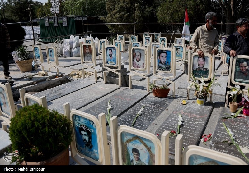 آمادهسازی مزار شهید نیلفروشان در گلستان شهدای اصفهان