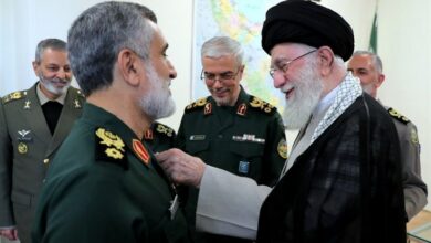 اعطای «نشان فتح» به سردار حاجیزاده توسط فرمانده کل قوا