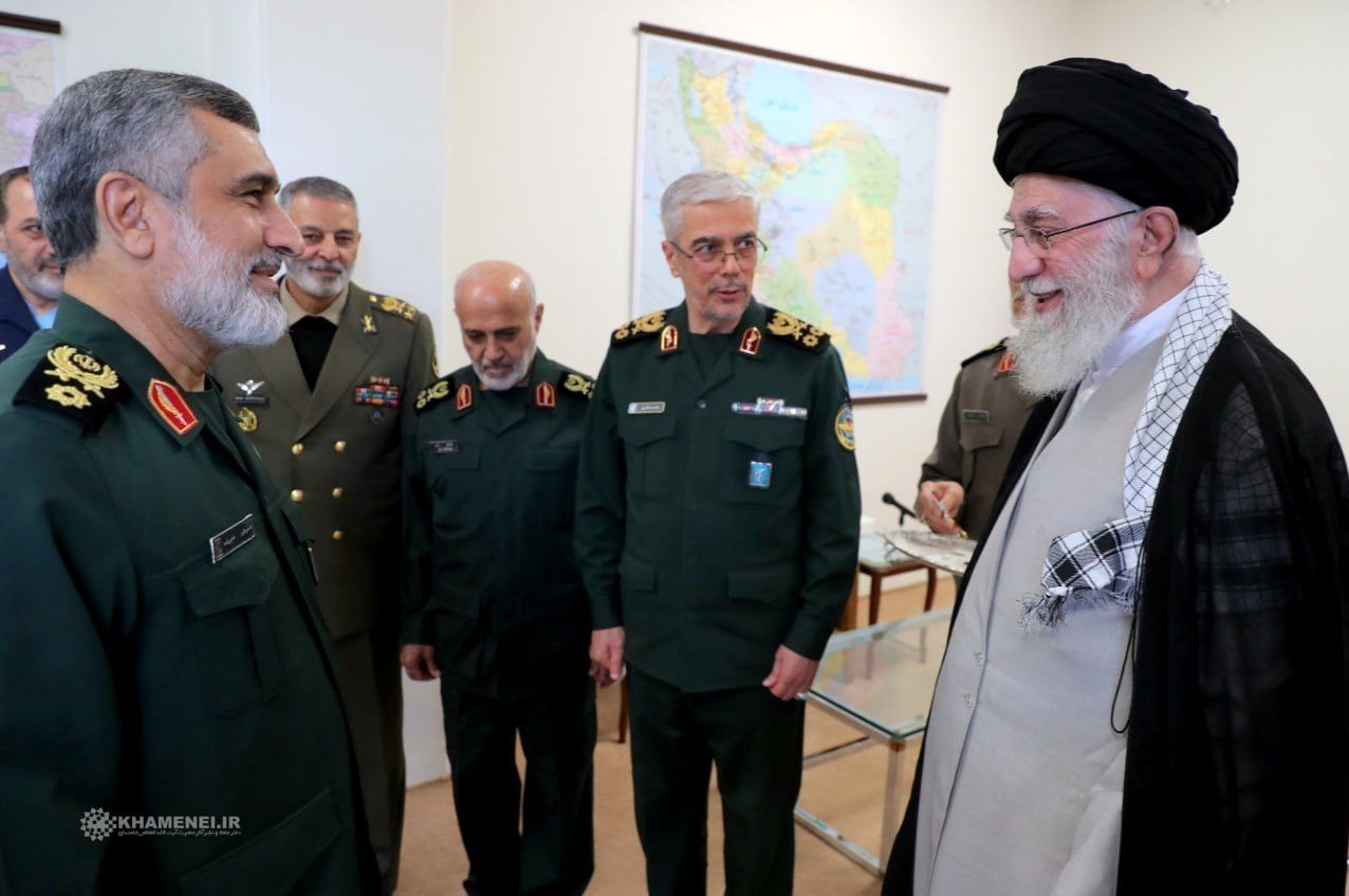 اعطای «نشان فتح» به سردار حاجیزاده توسط فرماندهکل قوا