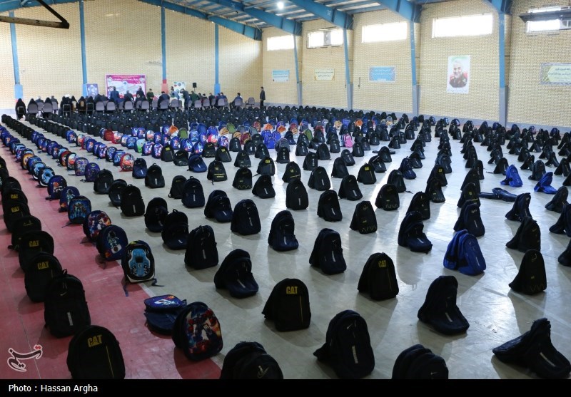 توزیع 2000 بسته آموزشی بین دانشآموزان نیازمند زنجانی