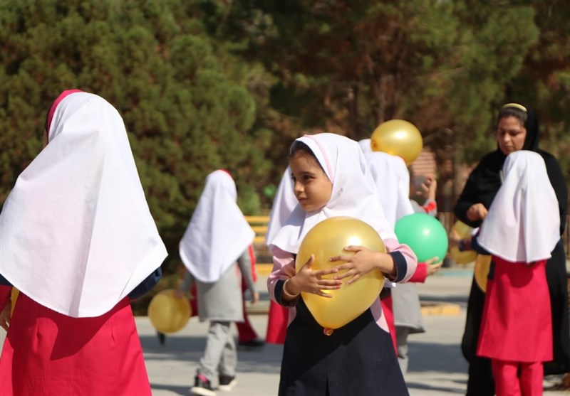 حضور قهرمانان اسکواش یزد در جمع دانشآموزان