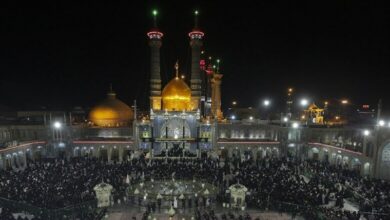 شمعگردانی خادمان در شام شهادت حضرت معصومه(س)