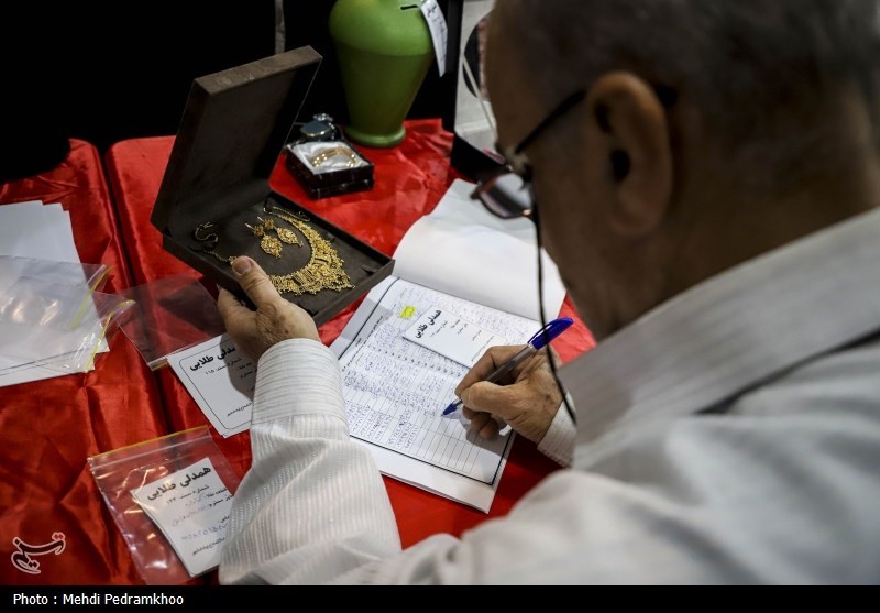 همدلی طلایی با اهدای 10 قطعه طلا به مردم غزه و لبنان