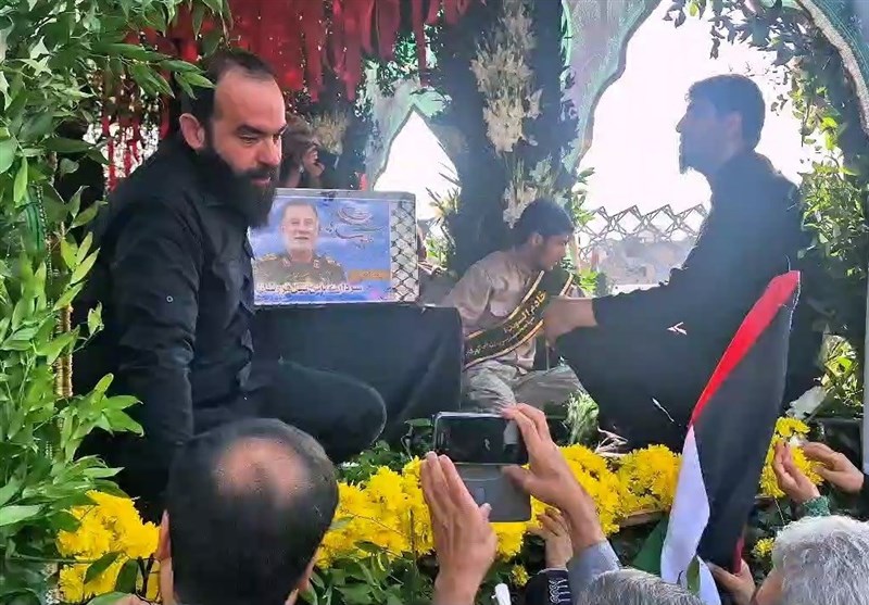 ورود پیکر شهید نیلفروشان به میدان امام حسین/آغاز تشییع