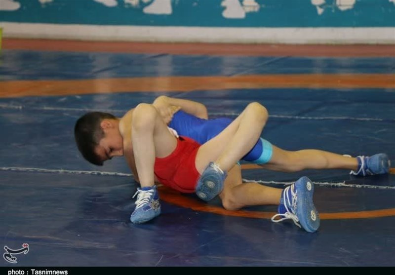 کودکان قهرمان بر تشک؛ کشتی و شادی در پارک خرمآباد+فیلم