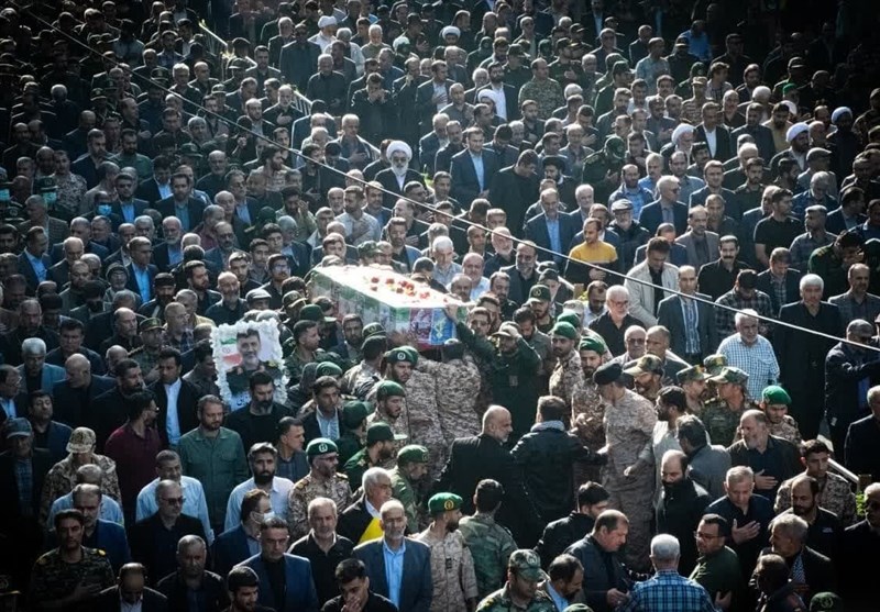 تشییع پیکر مطهر مدافع امنیت بر فراز دستان مردم خفر