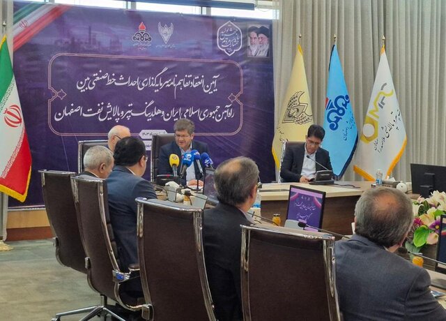 تفاهمنامه احداث خط ریلی صنعتی امضا شد/ انتقال ۴ میلیون تن انواع فرآوردههای نفتی از این خطوط