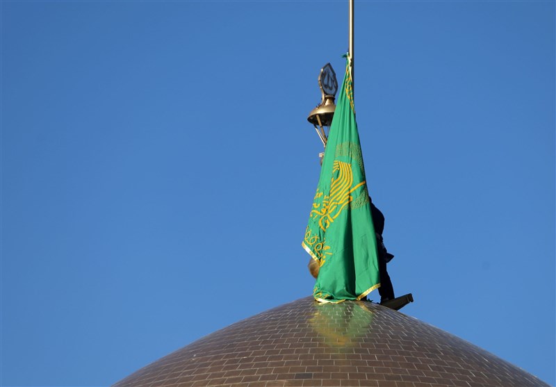 حرم امام رضا (ع) سیاهپوش عزای مادر/ پرچم گنبد تعویض شد