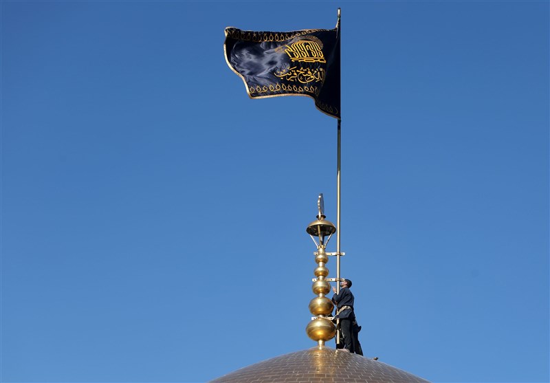 حرم امام رضا (ع) سیاهپوش عزای مادر/ پرچم گنبد تعویض شد