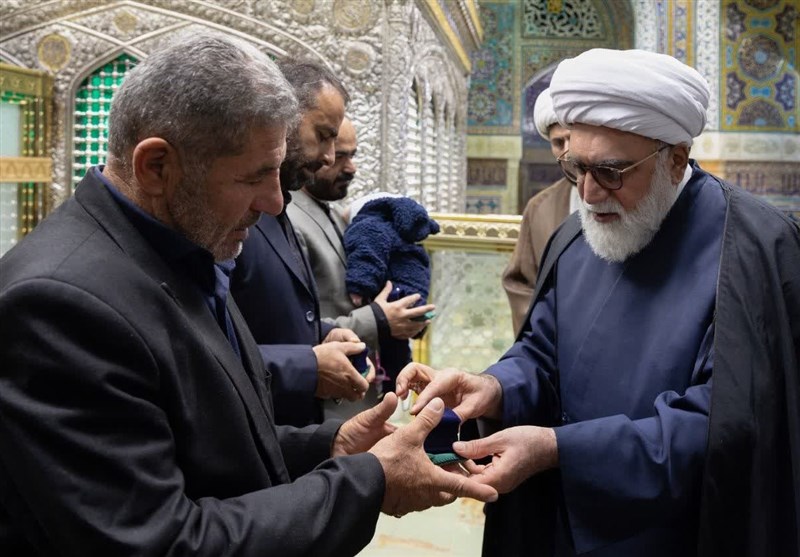 خانواده های شهدای قدس، میهمانان ویژه حرم مطهر رضوی+عکس