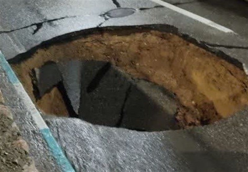 فرونشستی به عمق 2 متر در اصفهان/ خط لوله آب شکست