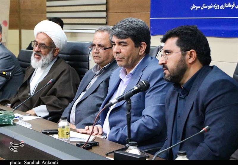 نماینده سیرجان: هر جا میرویم مردم کار و یا وام میخواهند