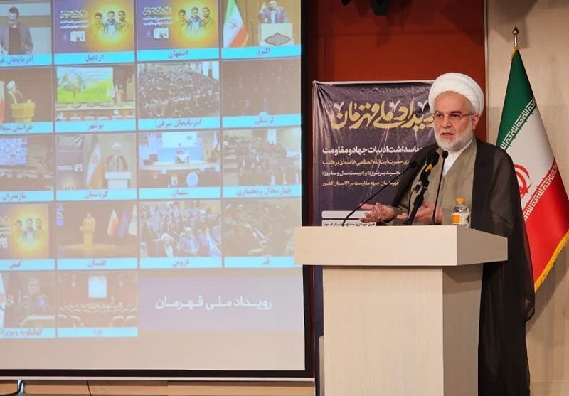 پرسه زدن جوانان در فضای مجازی به آنها کمک نمیکند