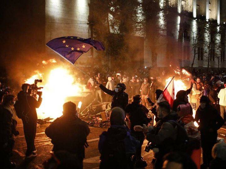 آمریکا در حمایت از آشوبهای گرجستان شراکت راهبردی با تفلیس را تعلیق کرد