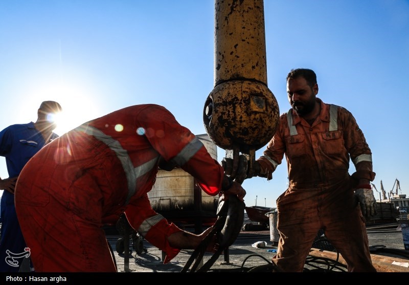 اختیار دولت برای خرید و تهاتر فرآوردههای نفتی تا سقف قانونی