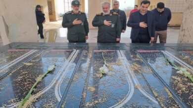 ادای احترام سردار فدوی به شهدای گمنام کاشان+تصویر