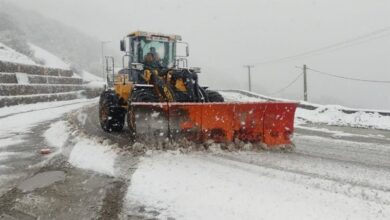 انسداد گردنه عسلکشان کوهرنگ به دلیل بارش برف