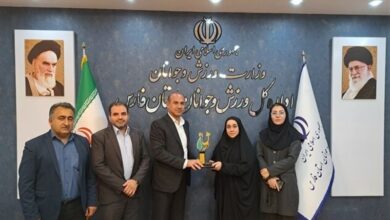 اهدای هدایای مقام معظم رهبری به «ساره جوانمردی»