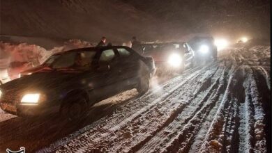 بارش برف در محورهای غربی اصفهان/ زنجیرچرخ الزامی است