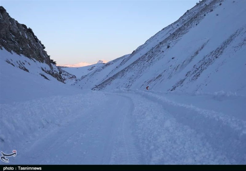 برف در گردنههای لرستان/ محورهای کوهستانی لغزنده است
