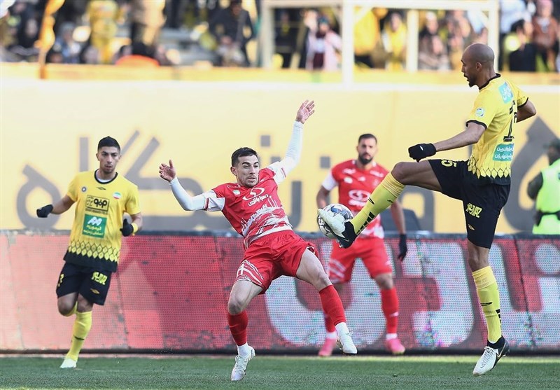 تساوی سپاهان و پرسپولیس 10 نفره در نیمه نخست