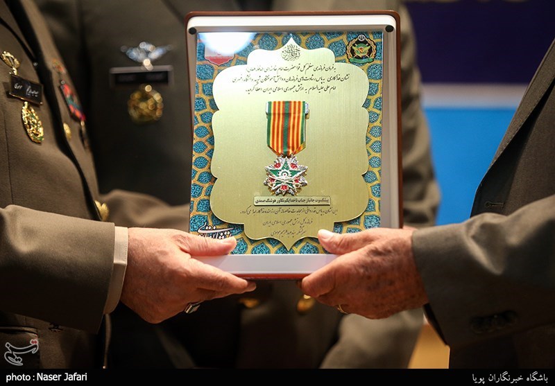 خانواده 5 شهید هرمزگانی نشان فداکاری دریافت کردند