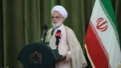 دشمن به دنبال کوچکترین غفلت است