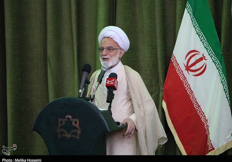 دشمن به دنبال کوچکترین غفلت است