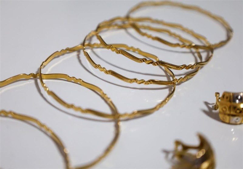 مادر 3 شهید تبریزی طلاهای خود را به مردم لبنان اهدا کرد