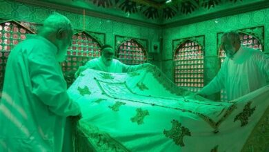 مضجع شریف امام رضا(ع) با حضور خانواده شهدا غبارروبی شد