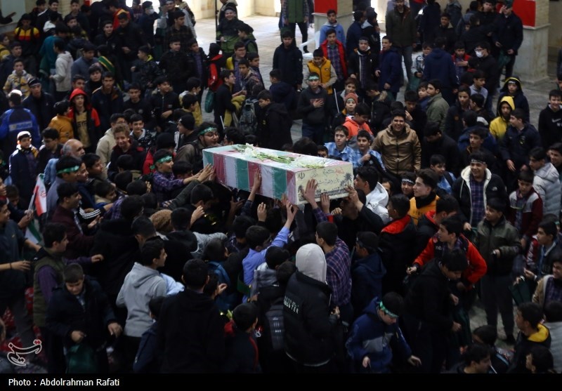 وداع دانش آموزان پسر با شهدای گمنام+تصویر