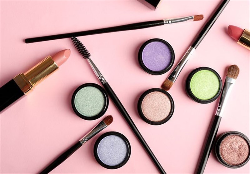 آرایشهای نوپدید با زیست عفیفانه و کرامت بانوان منافات دارد